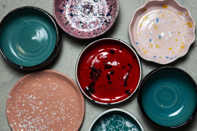 焼成後の作品をメンテナンスする